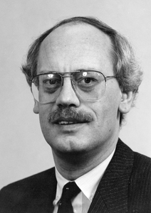 842060 Portret van mr. D.H. (Doede) Kok (1948), lid van Gedeputeerde Staten van Utrecht namens de VVD tussen 1987 en 2002.